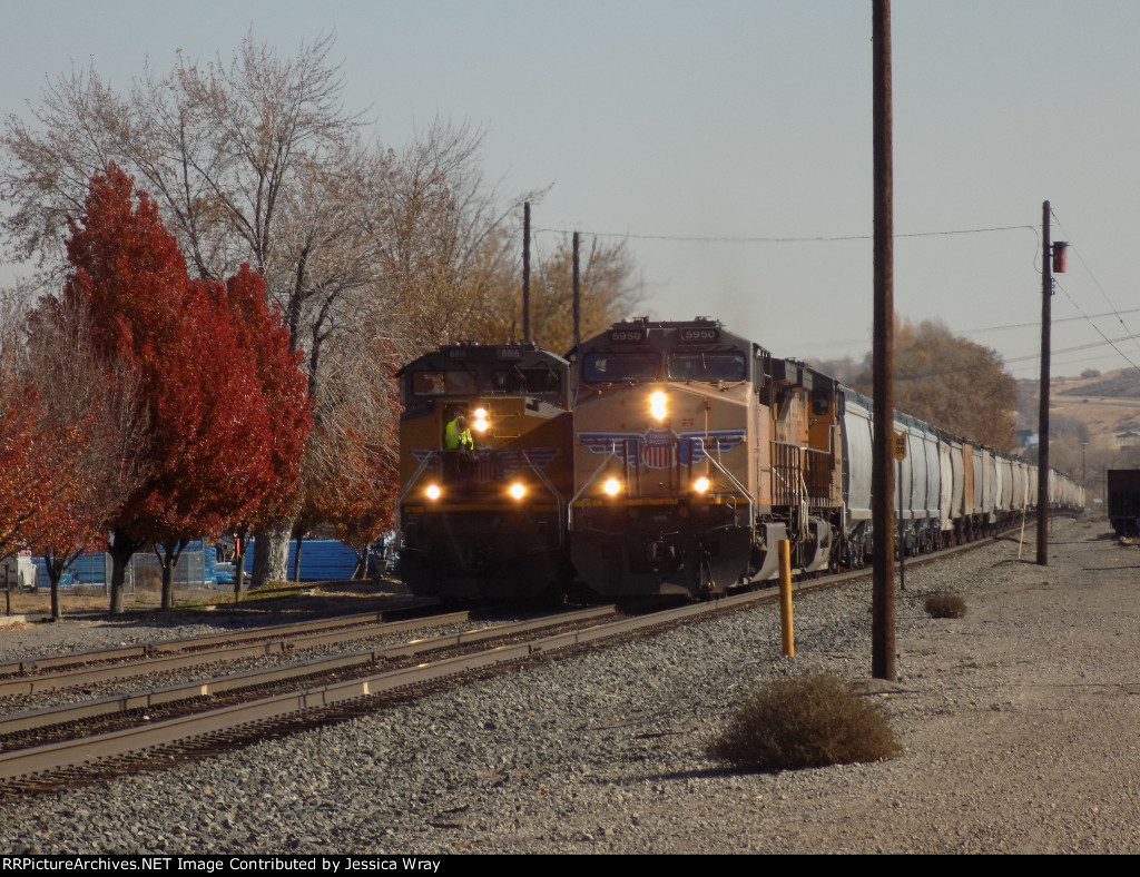 Another westbound overtakes on Main 2